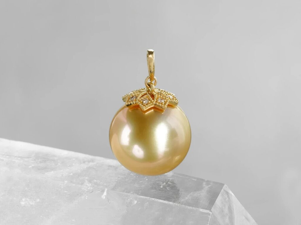 パワーストーン&スピリチュアルジュエリー / Hariqua(ハリックァ)Gold pearl × Diamond charm 13.3mm /ゴールド真珠(パール)、ダイヤモンド(クリア)