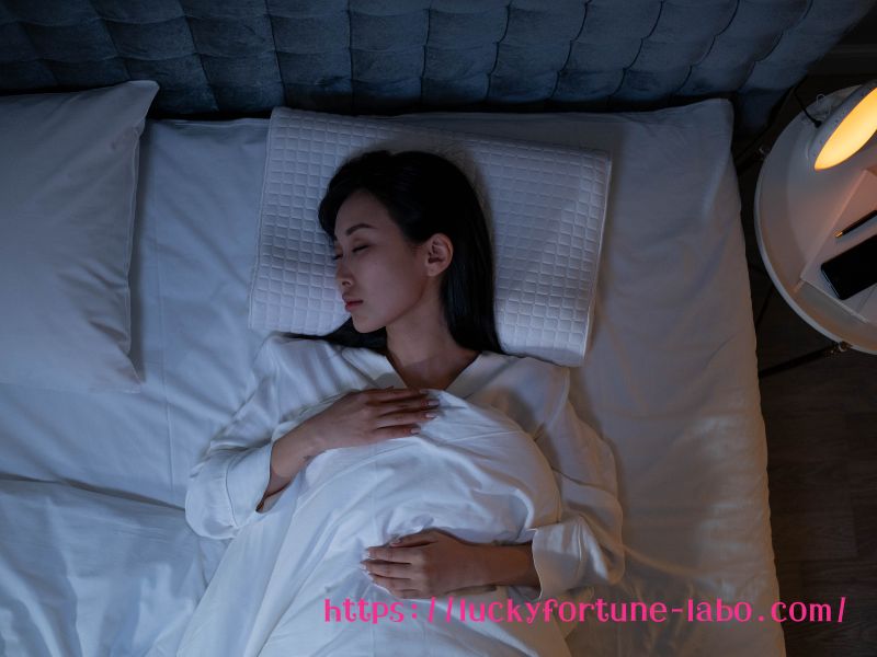 寝ている女性