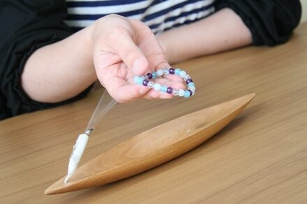 ホワイトセージの煙でパワーストーンを浄化している画像