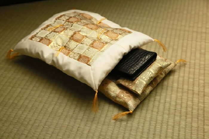 仲手川布団店の財布布団で財布が寝ている画像