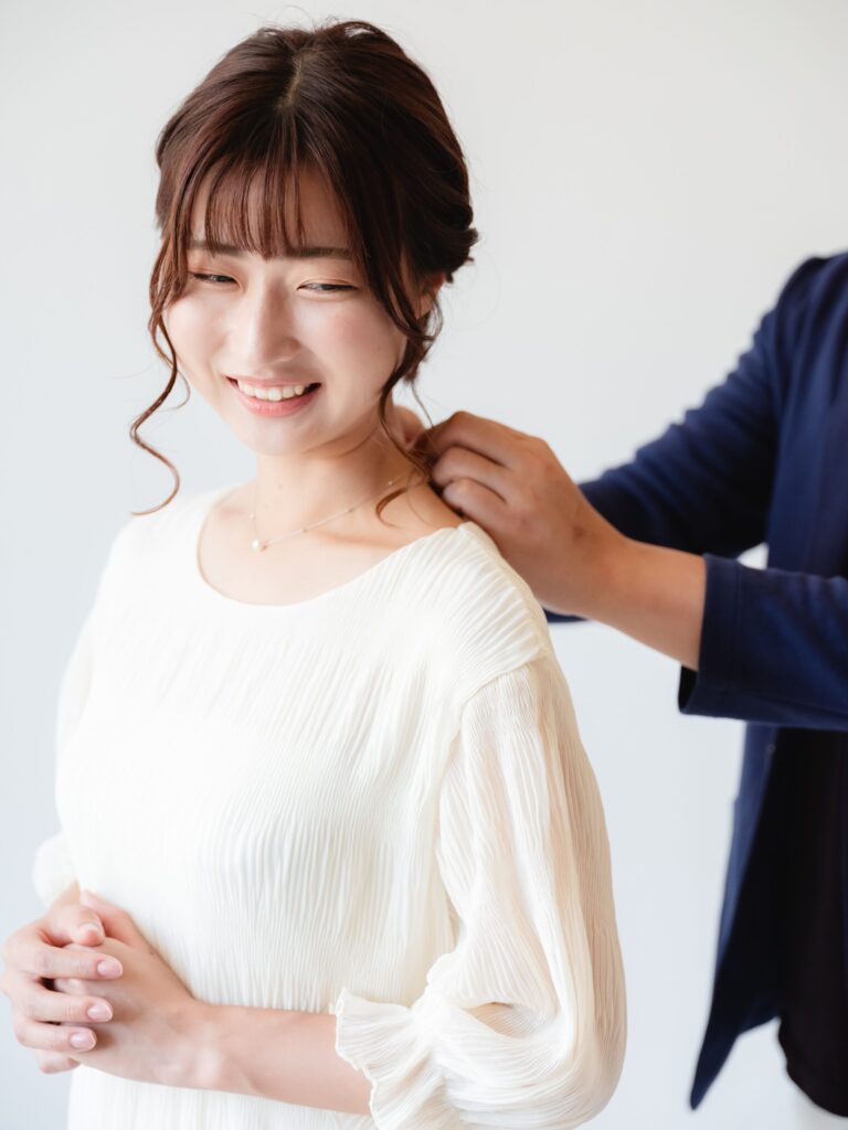 ジュエリー土屋　アコヤひと粒パールネックレスをつけている女性画像