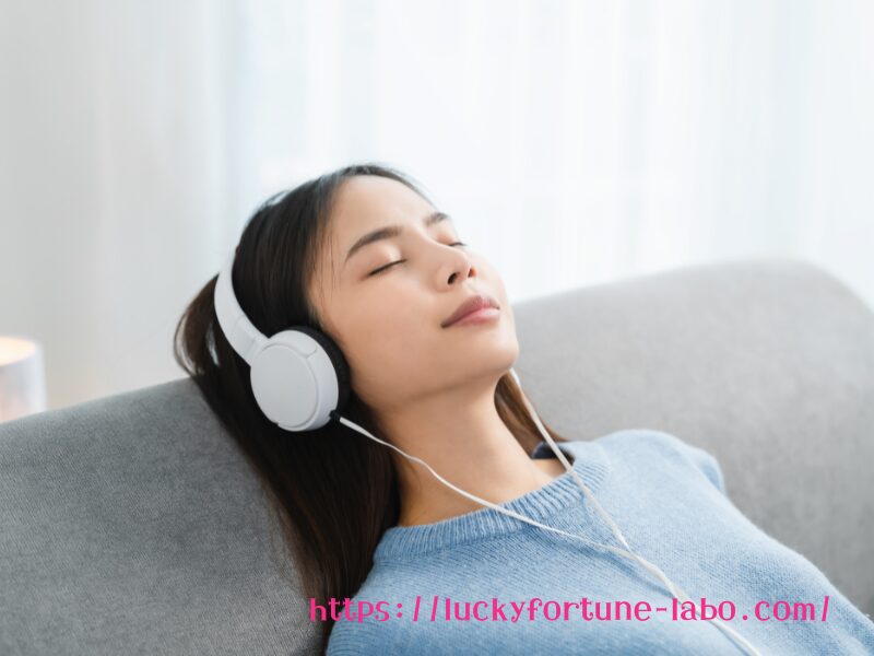 リラックスして音楽を聴く女性画像